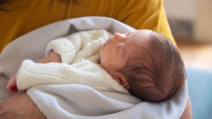 Niñera golpea en el rostro a bebé de 7 meses; su madre lo vio por la cámara de seguridad
