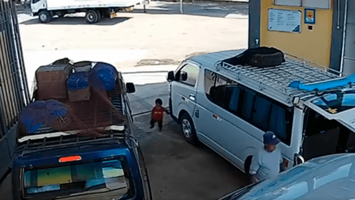 Niño de un año y medio pierde la vida tras ser atropellado por combi