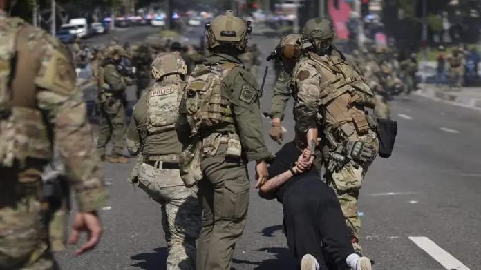 Redadas migratorias en Los Ángeles provocan protestas y despliegue militar