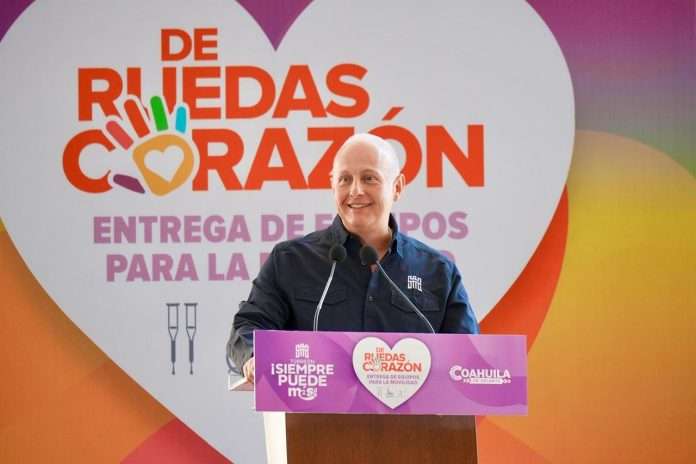 Román Alberto Cepeda González entrega aparatos de movilidad del programa “De Ruedas Corazón”