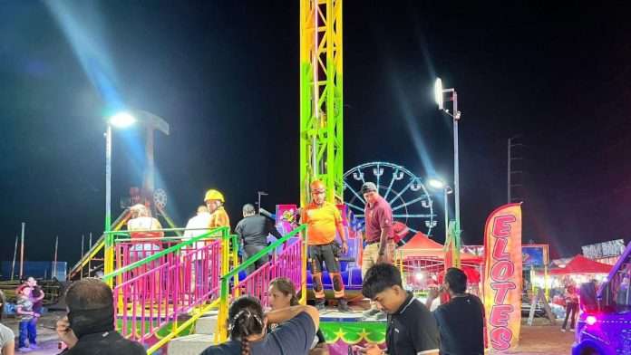 Se desploma juego mecánico en la feria; se reportan 15 personas lesionadas y 2 muertos
