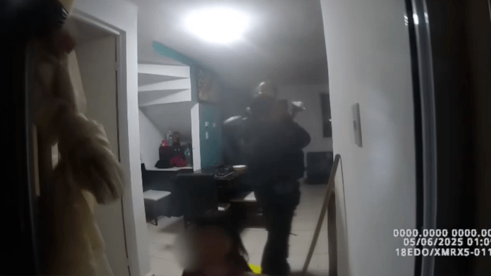 Su llanto alertó a los vecinos; rescatan a dos niñas tras estar encerradas en su casa, solas y deshidratadas