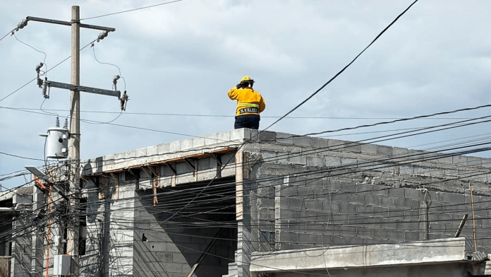 Trabajador resulta con quemaduras al recibir descarga eléctrica mientras impermeabilizaba una casa en Coahuila