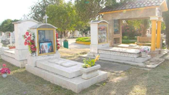 Tres personas resultan heridas al caer en una tumba durante funeral en Coahuila