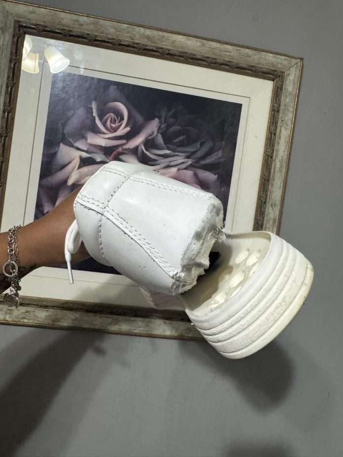 Así quedo el calzado tras un día de labores, el primero