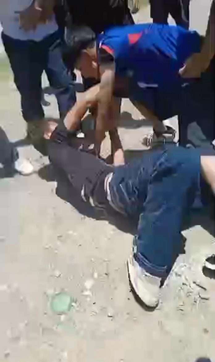 Un sujeto agredió a un estudiante el hecho lo captaron en video