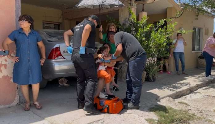 Una madre de familia y su menor hija resultaron heridos