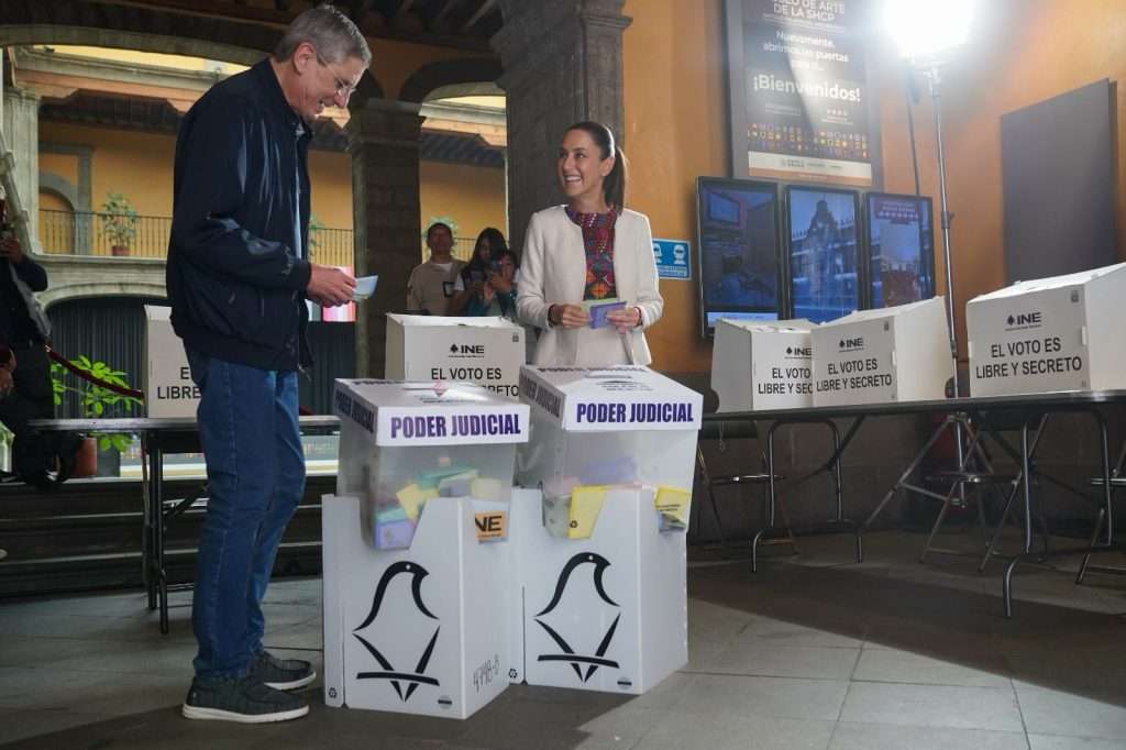 "Que viva la democracia": Claudia Sheinbaum participa en la primera elección del Poder Judicial