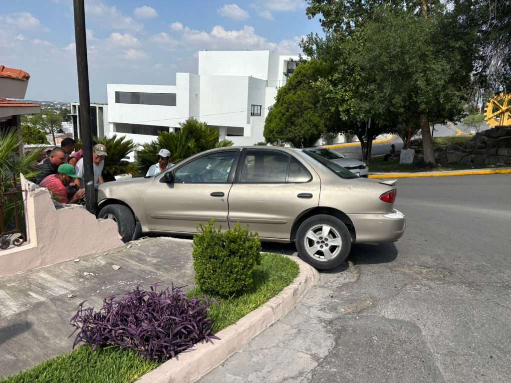 Carro estuvo a nada de meterse a domicilio en la Guadalupe