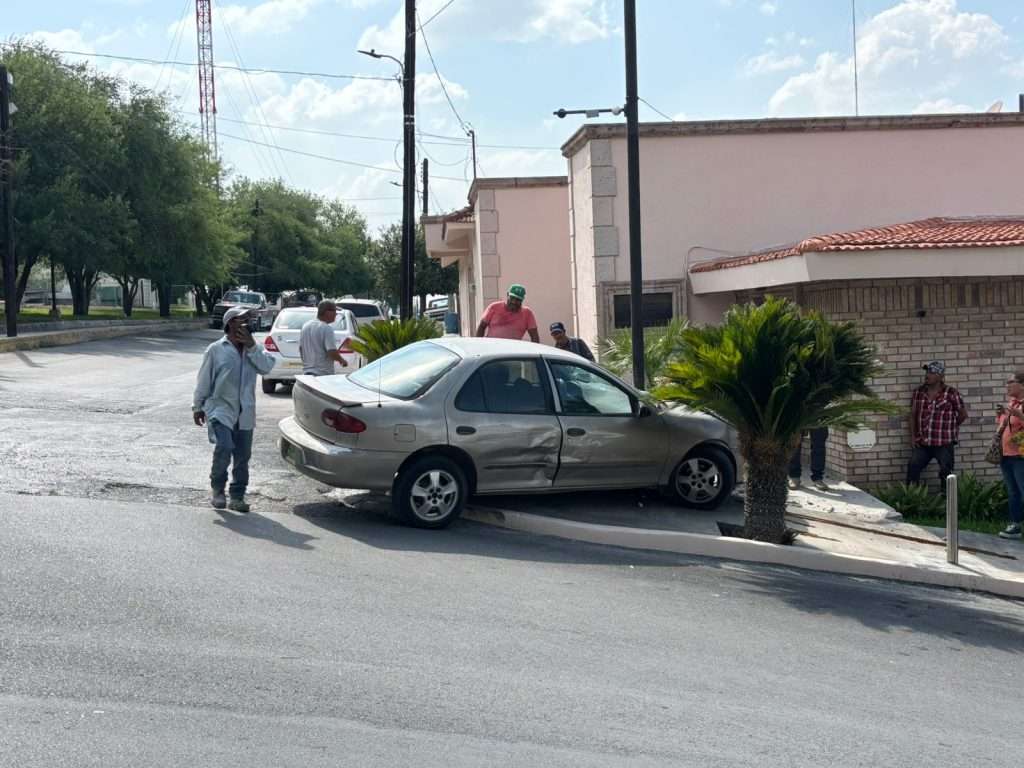 Carro estuvo a nada de meterse a domicilio en la Guadalupe