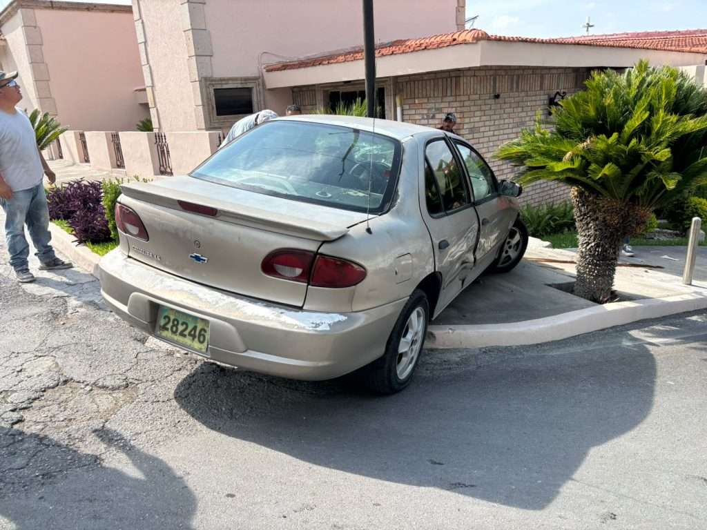 Carro estuvo a nada de meterse a domicilio en la Guadalupe