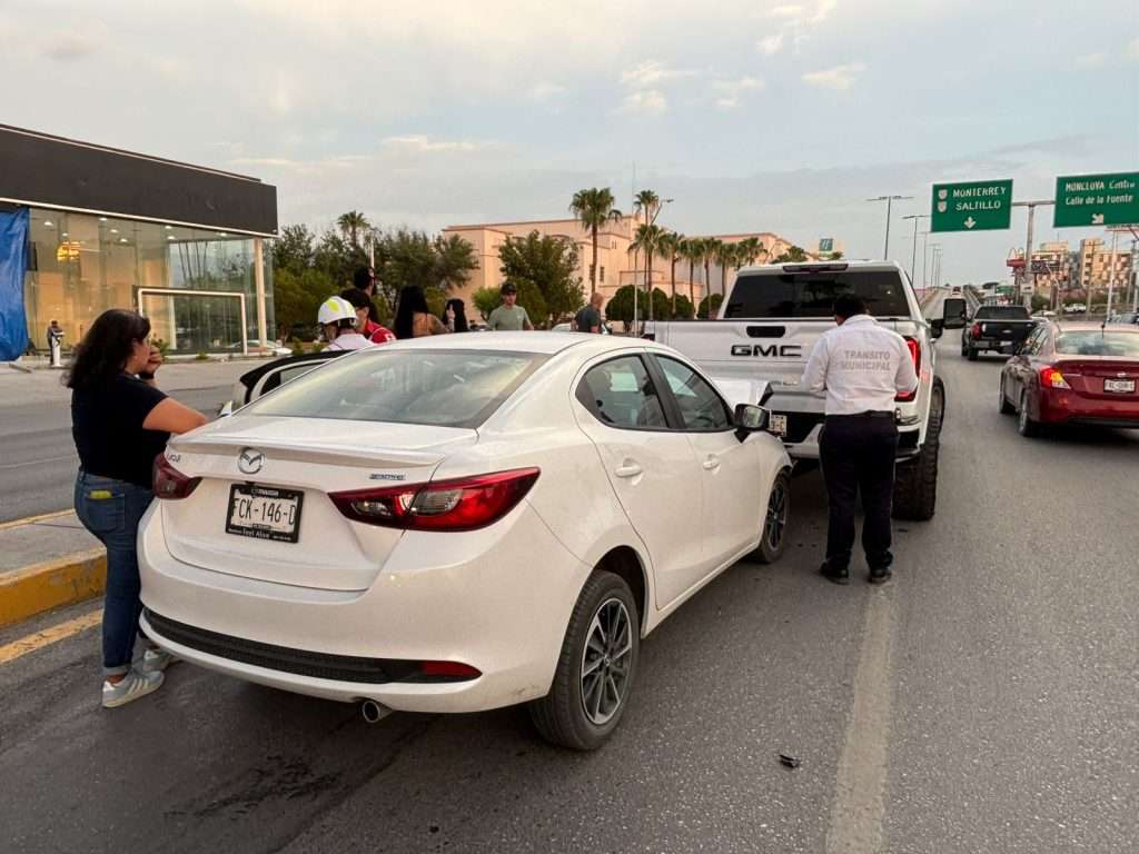 Vehículo averiado causa carambola en el bulevar Pape