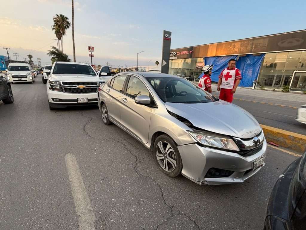 Vehículo averiado causa carambola en el bulevar Pape