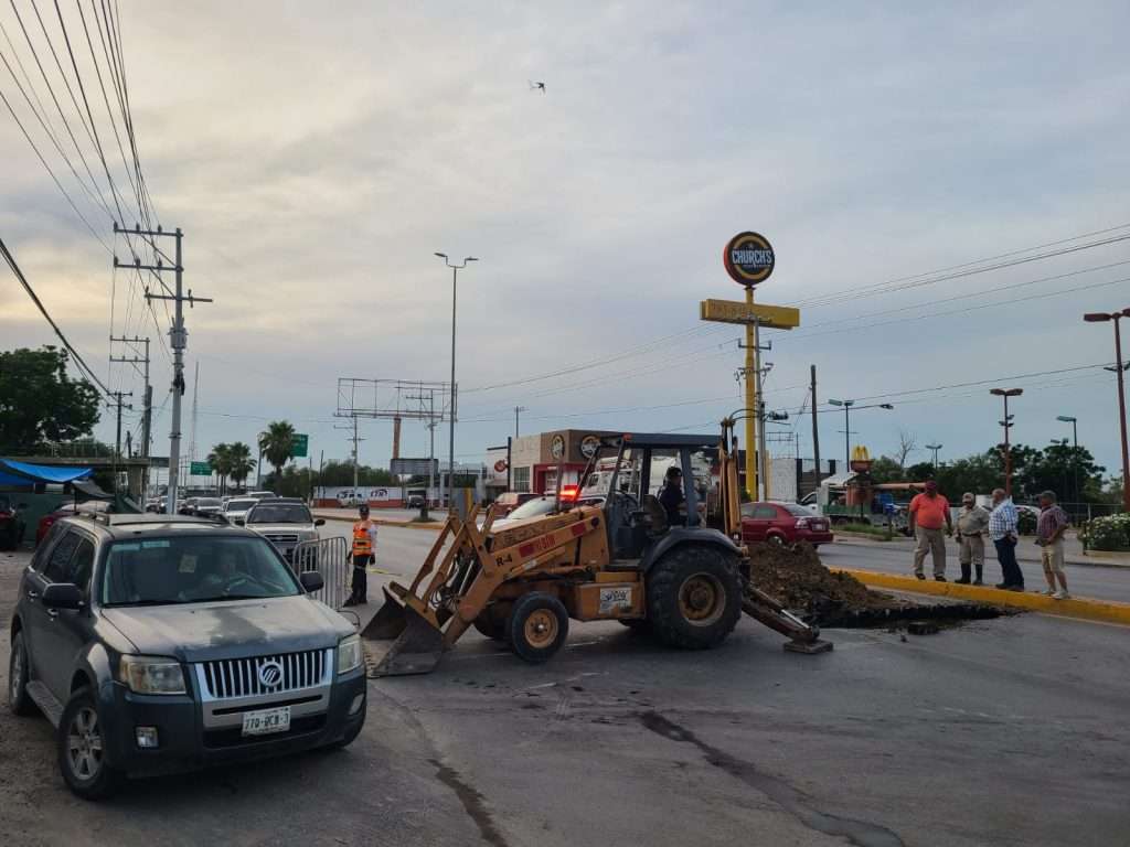 Aumenta la crisis en el SIMAS: se genera un socavón en avenida Román Cepeda, paralizando el tráfico de la ciudad