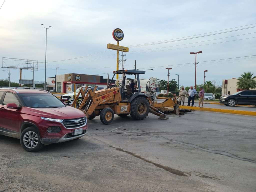 Aumenta la crisis en el SIMAS: se genera un socavón en avenida Román Cepeda, paralizando el tráfico de la ciudad