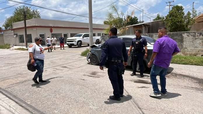 Accidente en Melchor Múzquiz entre una camioneta y un sedán deja daños materiales