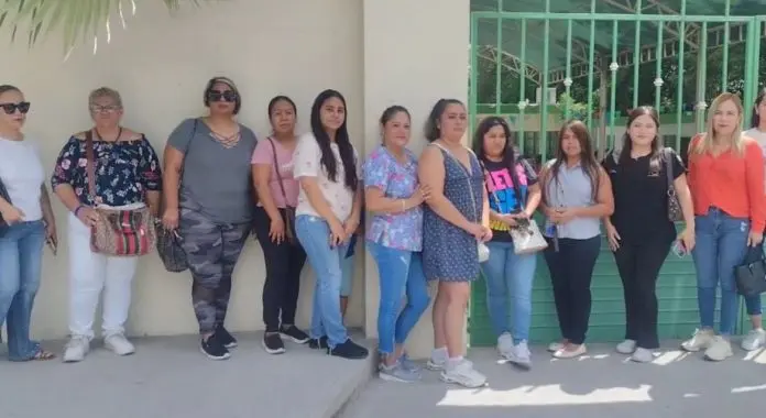Madres de familia exigen solución por ausencia de maestra en la primaria Benito Juárez de Múzquiz