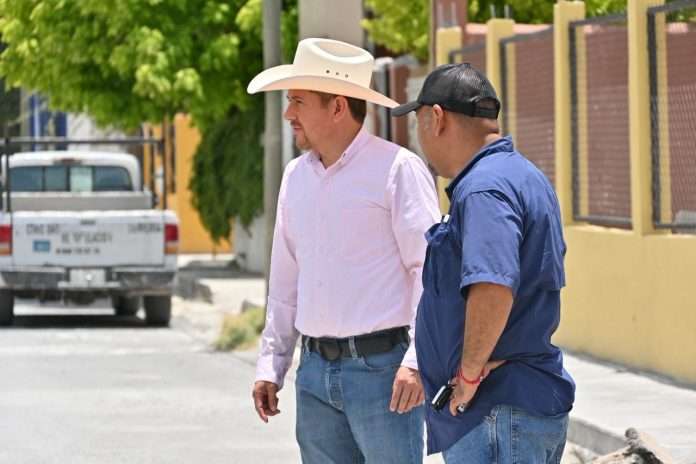 Hugo Lozano supervisa bacheo en calles céntricas de San Buenaventura