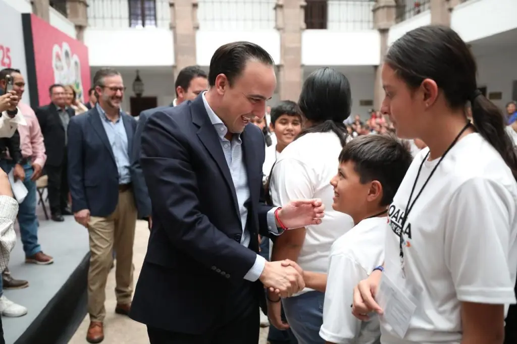 Premia Manolo Jiménez a niñas y niños ganadores de la Olimpiada del Conocimiento