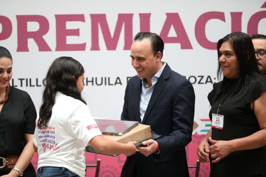 Premia Manolo Jiménez a niñas y niños ganadores de la Olimpiada del Conocimiento