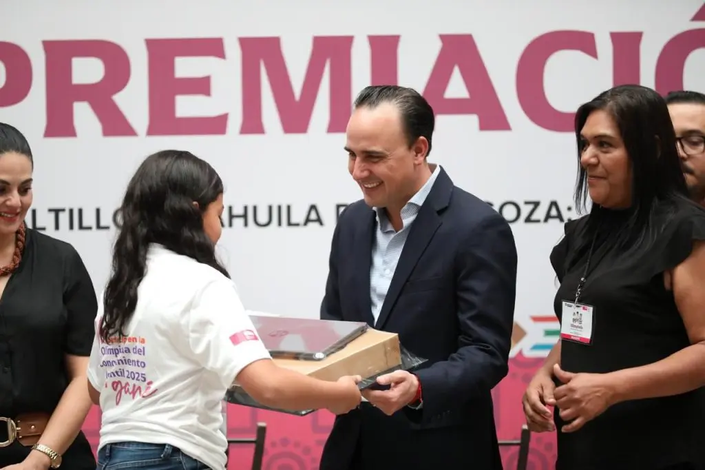 Premia Manolo Jiménez a niñas y niños ganadores de la Olimpiada del Conocimiento