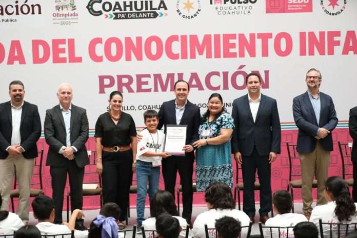Premia Manolo Jiménez a niñas y niños ganadores de la Olimpiada del Conocimiento