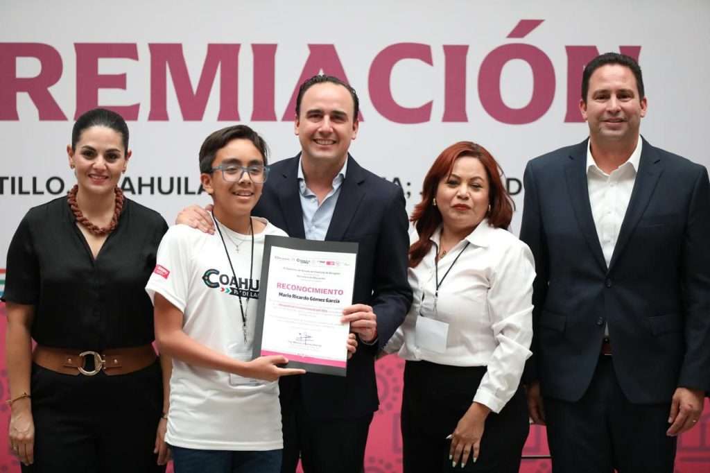 Premia Manolo Jiménez a niñas y niños ganadores de la Olimpiada del Conocimiento