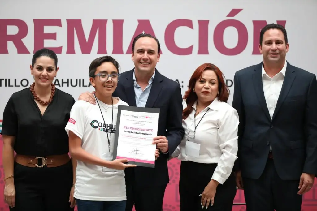 Premia Manolo Jiménez a niñas y niños ganadores de la Olimpiada del Conocimiento