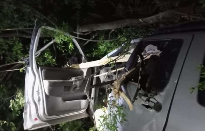 Joven de 23 años resulta lesionado tras chocar contra un árbol por exceso de velocidad