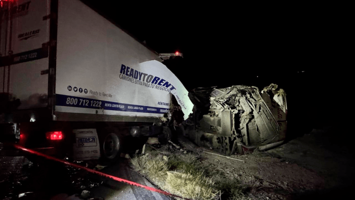 Mueren dos personas, entre ellas un menor, en volcadura en la carretera 30