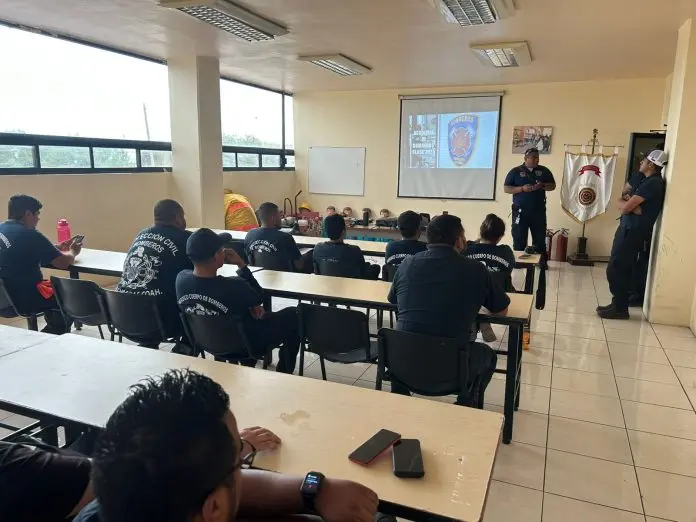 Brinda Bomberos Acuña capacitación y entrenamiento en Piedras Negras y Allende