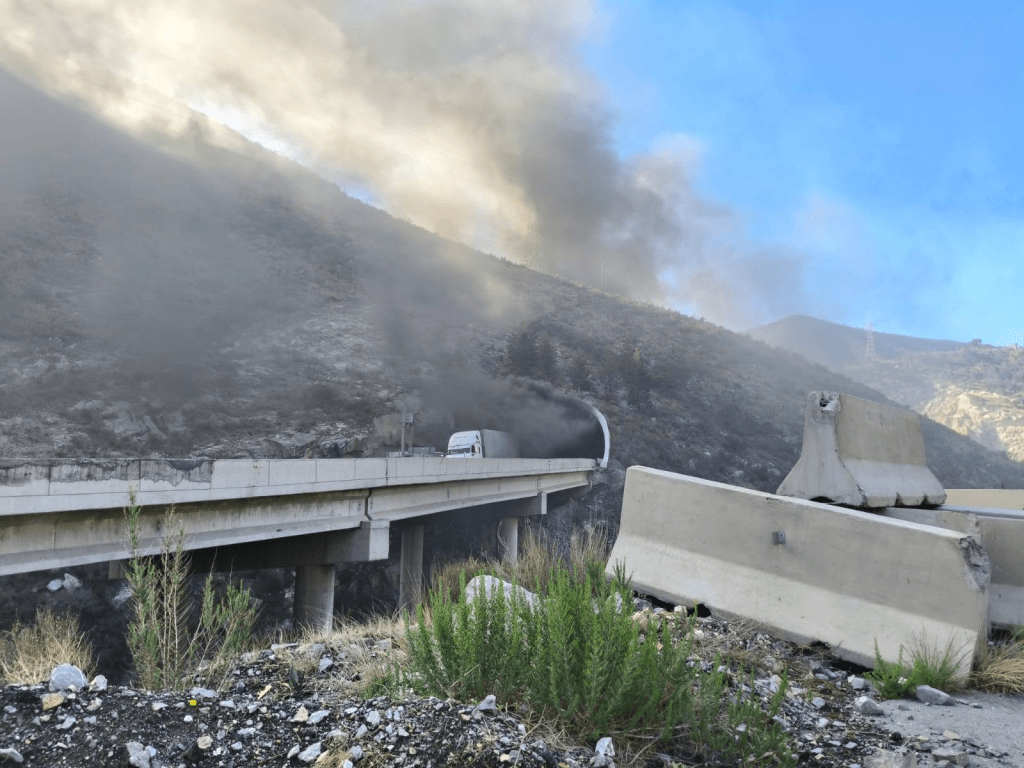 Autobús sufre volcadura en tramo Los Chorros de la Carretera 57, en Arteaga