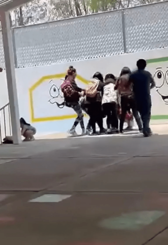 Madre de familia y maestra se enfrentan a golpes en jardín de niños