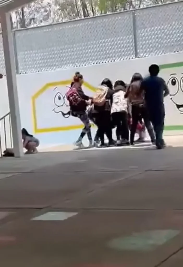 Madre de familia y maestra se enfrentan a golpes en jardín de niños