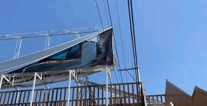 Hombre pierde la vida al caer de puente peatonal mientras retiraba una lona