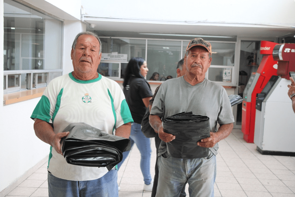 Realizan entrega preventiva de hule ante pronóstico de lluvias