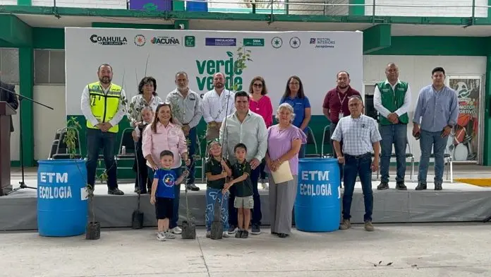 Ecología entrega arboles a planteles educativos