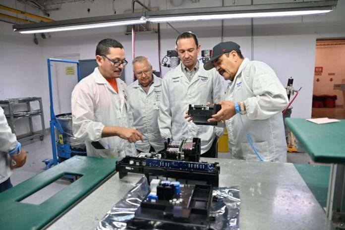 Visita alcalde Emilio de Hoyos la empresa Standard Components