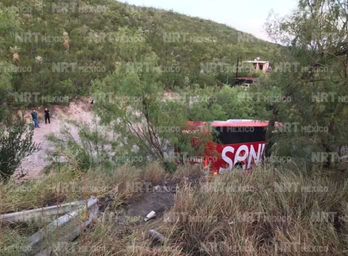 Vuelca autobús de pasajeros en la carretera 57; Hay varios lesionados