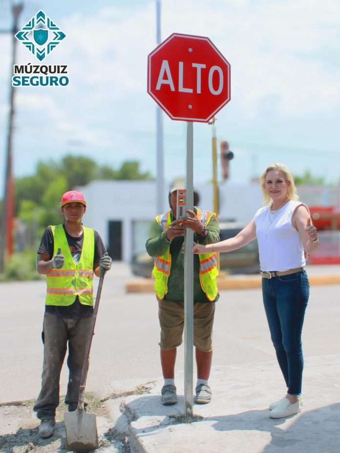 Refuerzan seguridad vial en Villa de Palaú con instalación de señalamientos