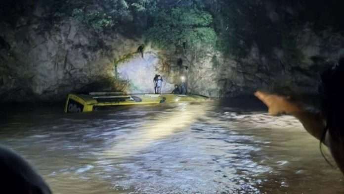 Autobús cae a un río y deja ocho personas fallecidas