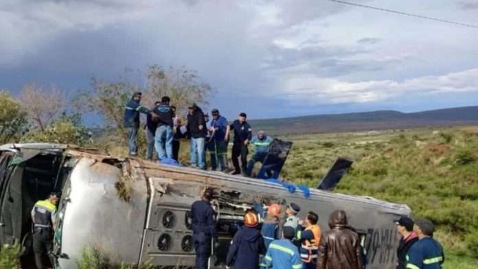 Una menor pierde la vida tras volcadura de autobús en carretera federal