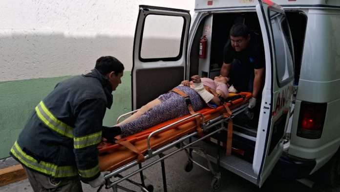 Desmienten fallecimiento de mujer lesionada en volcadura sobre la carretera 57 en Monclova