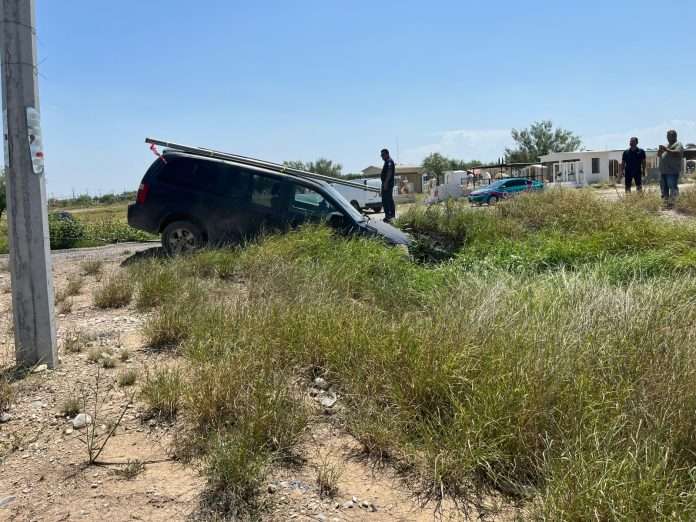 Cae conductor en zanja; Sobre el libramiento Cuauhtémoc