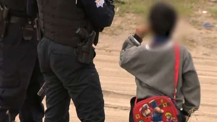 Autoridades rescatan a menor que caminaba solo en la carretera mientras buscaba a su padre desaparecido