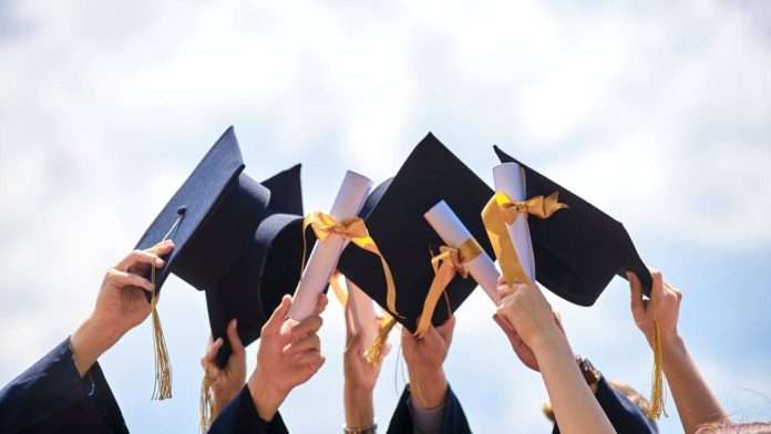 Balacera desata pánico durante ceremonia de graduación; deja un hombre sin vida