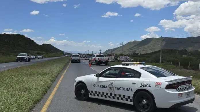Camioneta choca contra otro vehículo tras explotarle una llanta; dos personas murieron