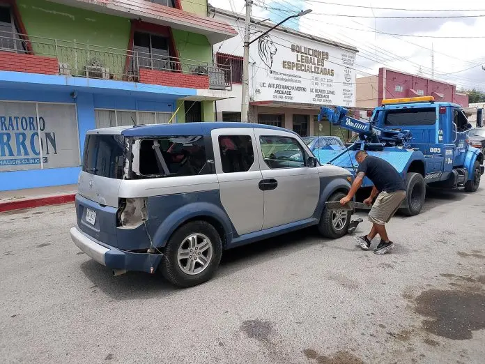 Con severos daños la camioneta Honda fue remolcada por una grúa