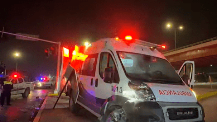 Conductor choca contra ambulancia durante traslado urgente en Coahuila; un paramédico terminó herido