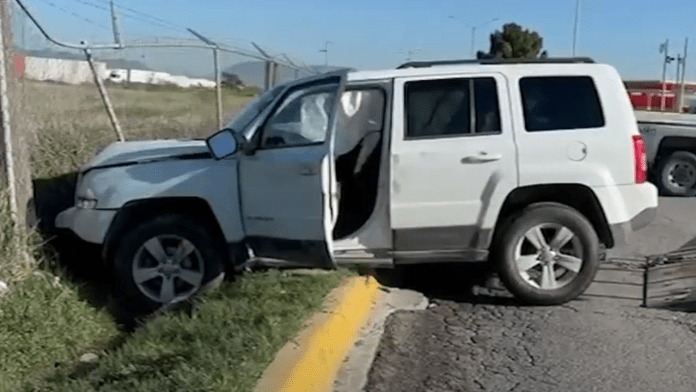 Conductor presuntamente ebrio pierde el control y vuelca su vehículo